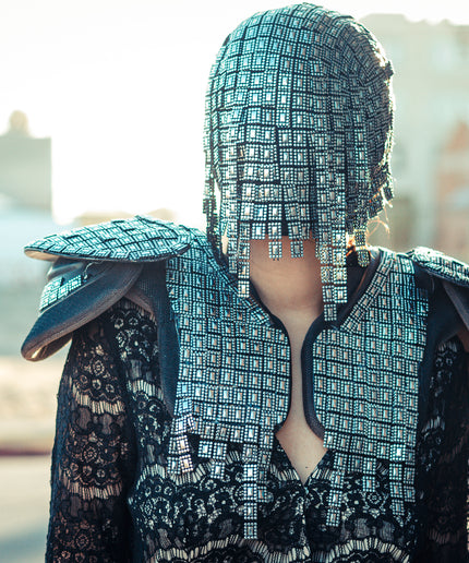 Der Gladiator – Couture-Maske mit rotem Hängebesatz