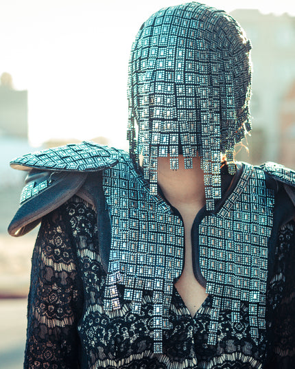 Der Gladiator – Couture-Maske mit rotem Hängebesatz