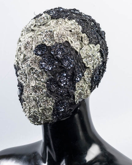 Silberne und schwarze Rosenblütenmaske