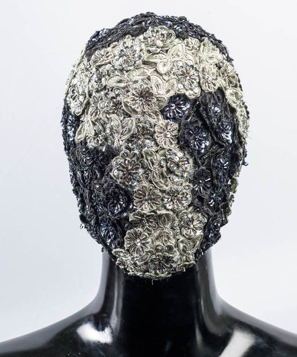 Silberne und schwarze Rosenblütenmaske